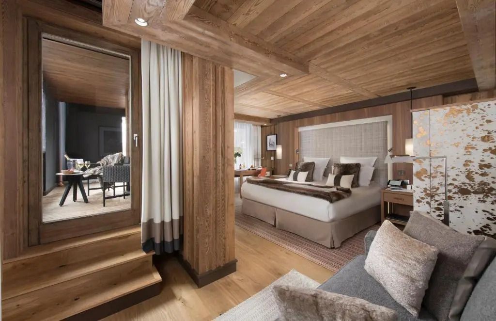 Geräumiges Schlafzimmer mit Holzwandverkleidung und elegantem Design