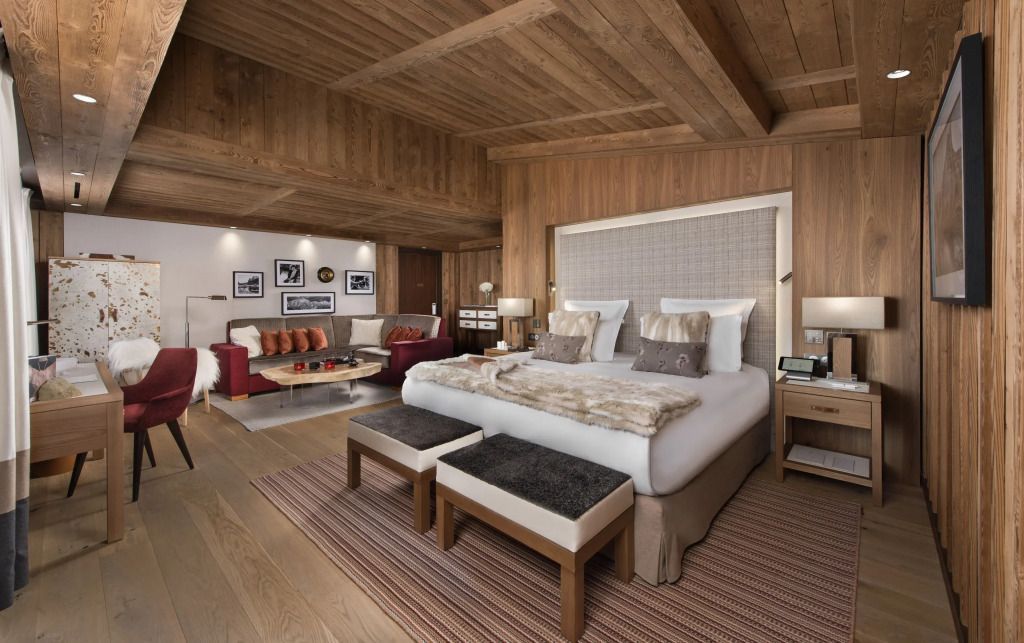 Luxuriöse Premium Suite mit Doppelbett und stilvoller Holzdekoration