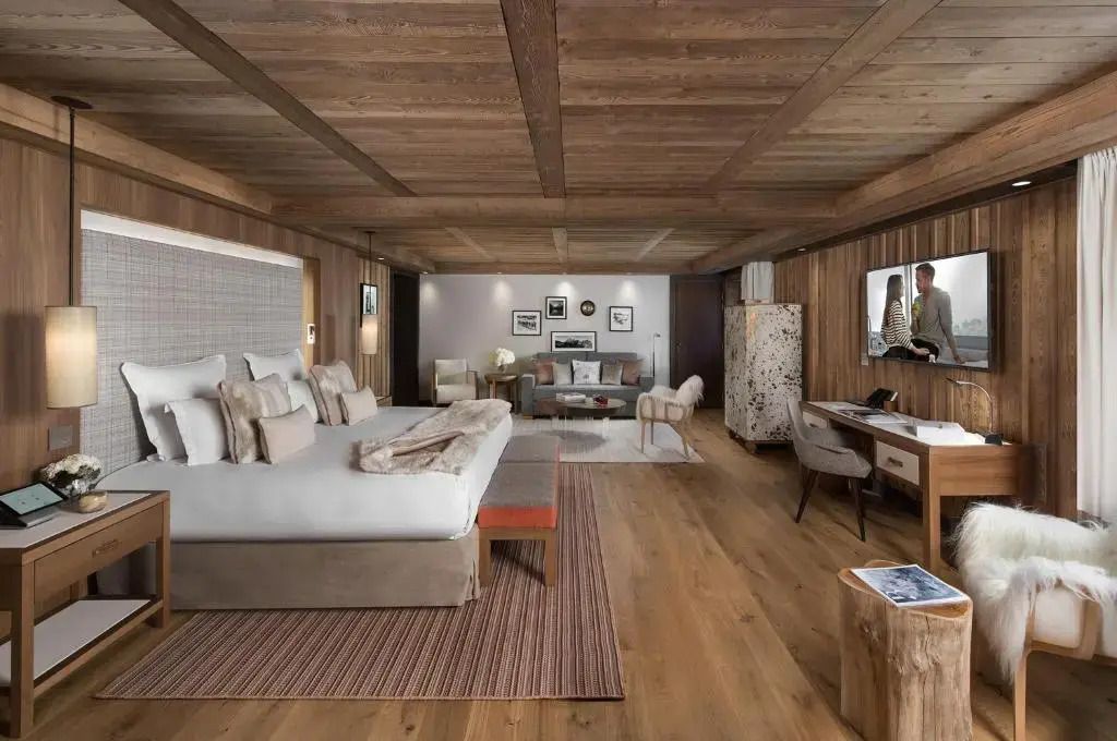 Geräumiger Schlafbereich der Suite mit Holzböden und stilvoller Einrichtung.