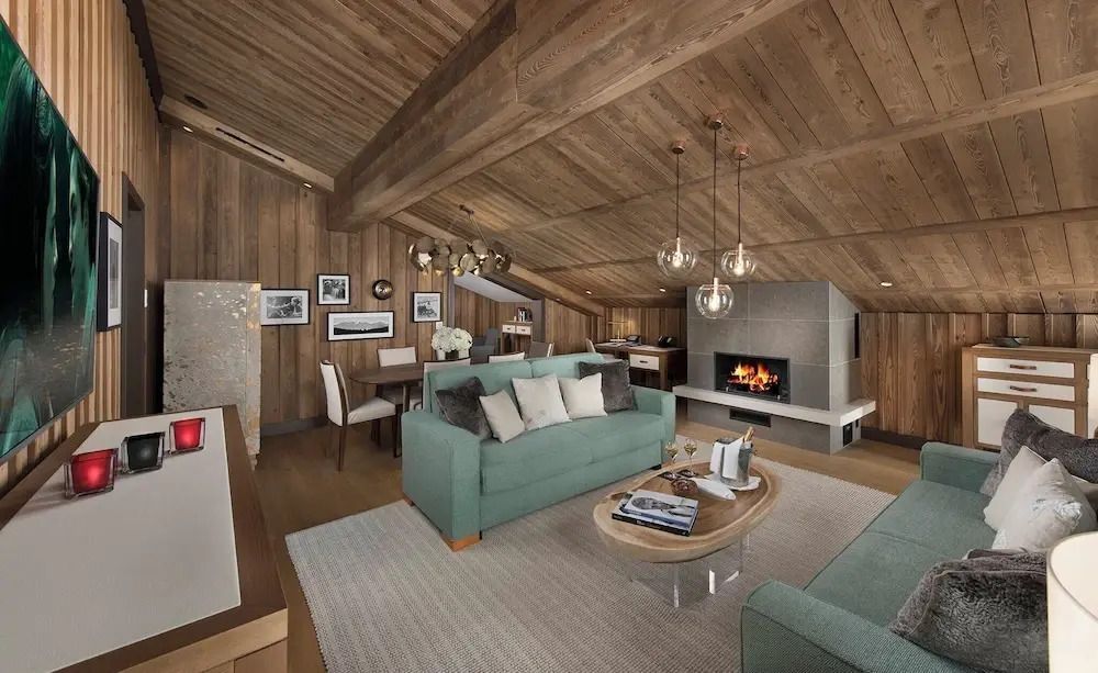 Elegante Lounge mit Kamin und moderner Einrichtung in Courchevel.