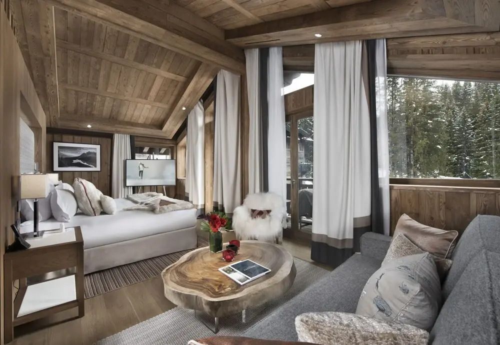 Luxuriöses Prestige-Zimmer mit gemütlicher Sitzecke und stilvoller Holzdecke.