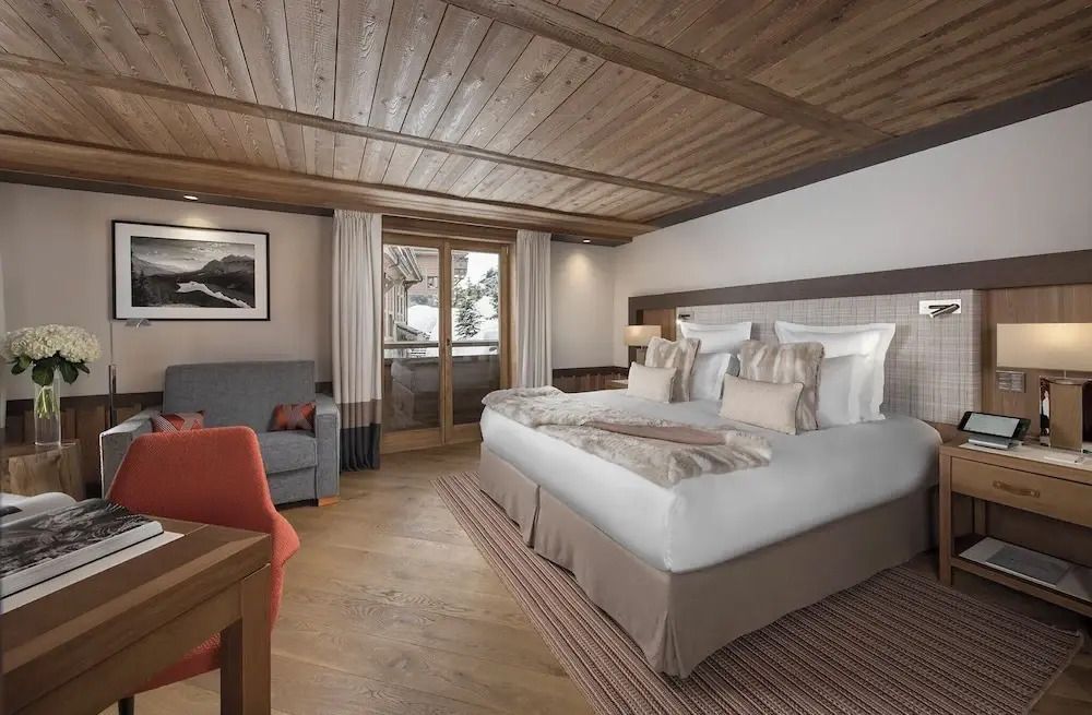 Komfortables Prestige-Zimmer mit Doppelbett, Sitzecke und rustikalem Holzdach.