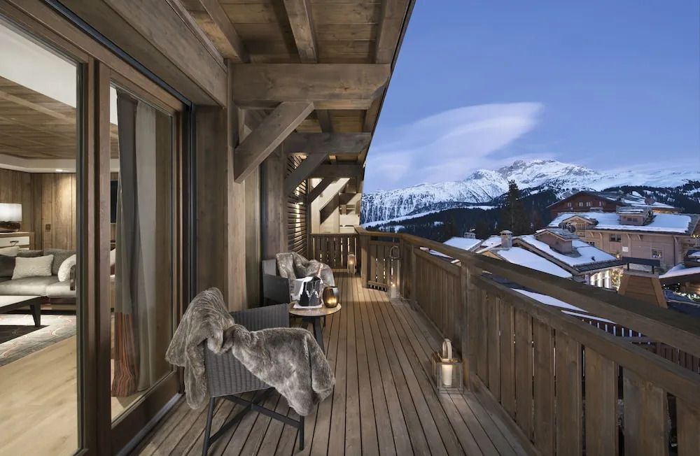 Balkon mit Holzverkleidung und Blick auf verschneite Berge