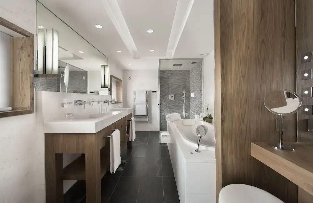 Modernes Badezimmer mit großer Badewanne und Holzdetails
