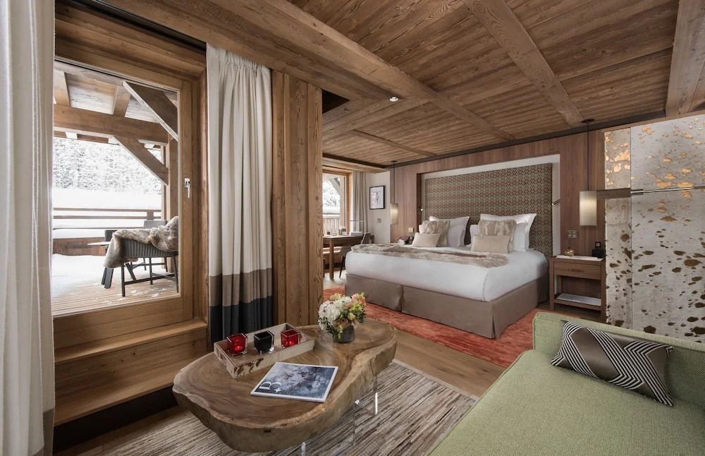 Gemütliches Hotelzimmer mit Holzelementen und großem Doppelbett