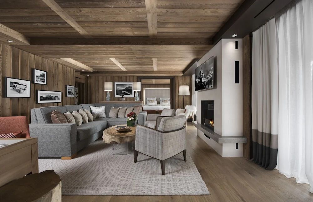 Holzverziertes Wohnzimmer mit eleganter Sitzecke und Kamin