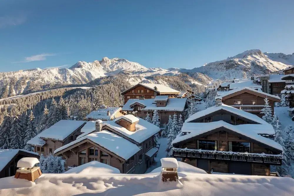 Winterliches Panorama von Courchevels verschneiten Bergen und Chalets.