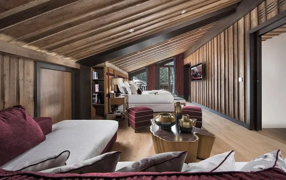 Geräumiges Schlafzimmer mit Holzdekor und Blick auf die verschneiten Landschaften.