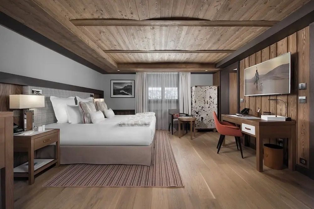Luxuriöses Superior Zimmer mit Holzbalkendecke und stilvollen Möbeln