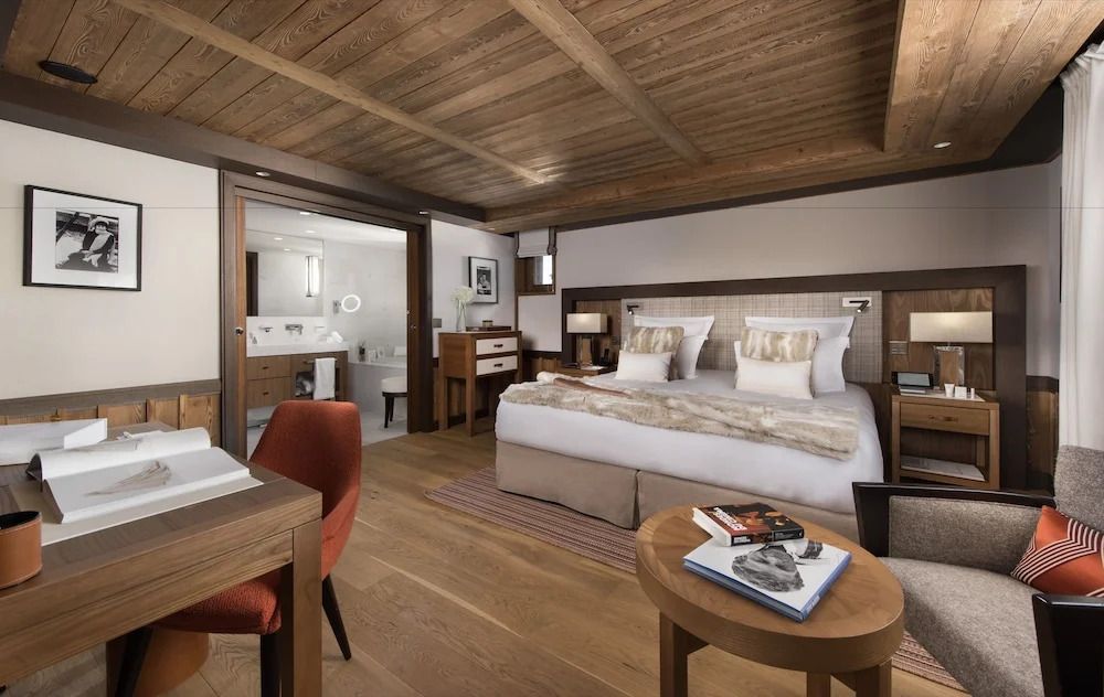 Superior Zimmer mit Bett, Schreibtisch und Blick ins Badezimmer