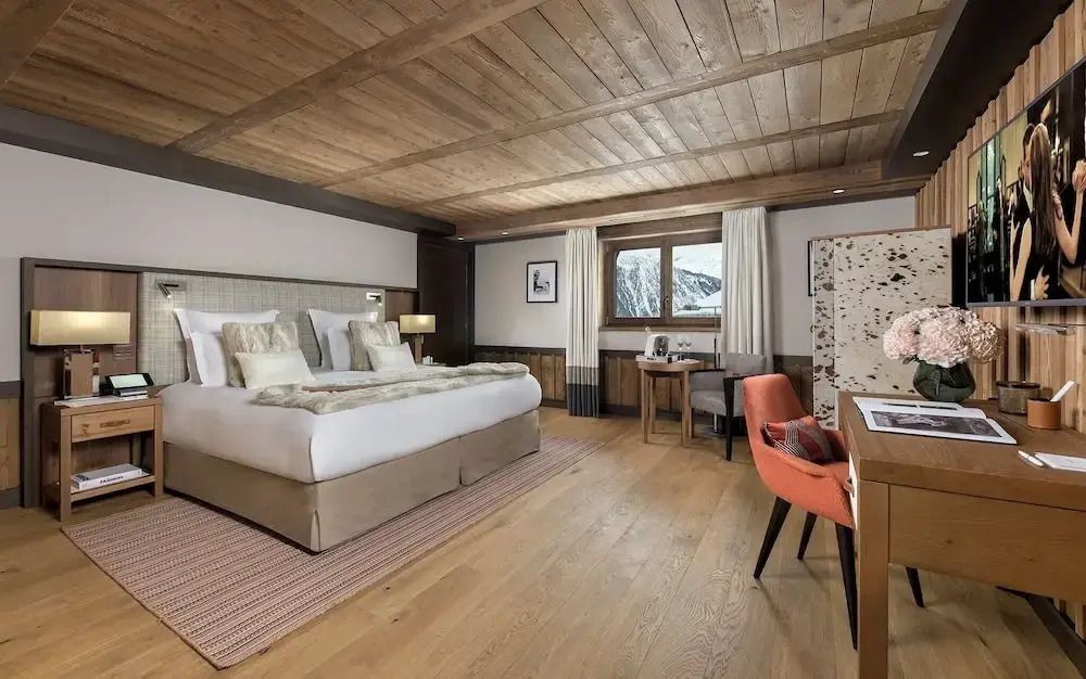 Großzügiges Superior Zimmer mit Holzboden und Blick auf die Berge