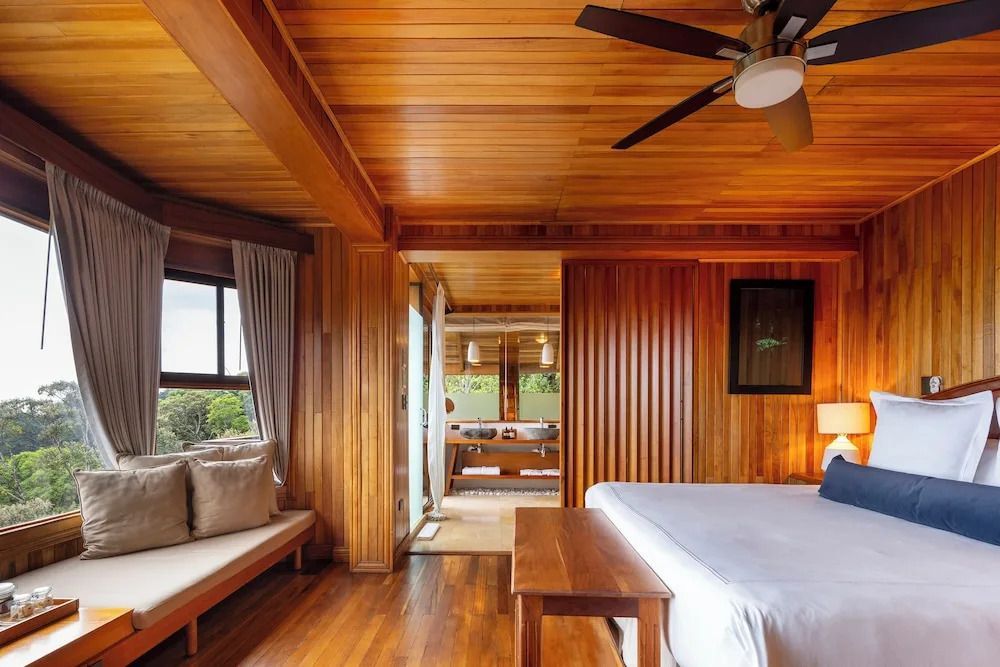 Zimmer mit Holzverkleidung Deckenventilator und Lichtdurchflutung