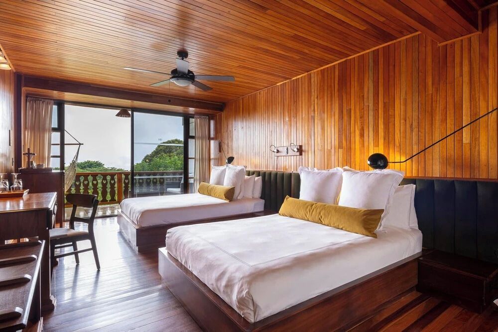 Zimmer mit zwei Betten Holzausstattung und Balkon mit Ausblick