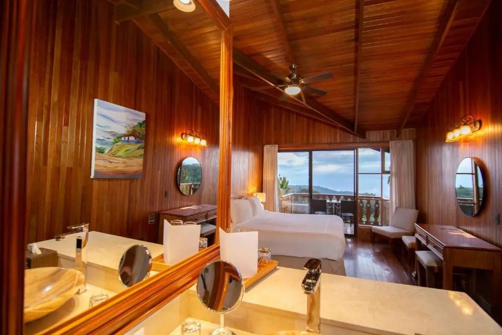 Holzverkleidetes Superior Zimmer mit Blick auf den Balkon und das Meer