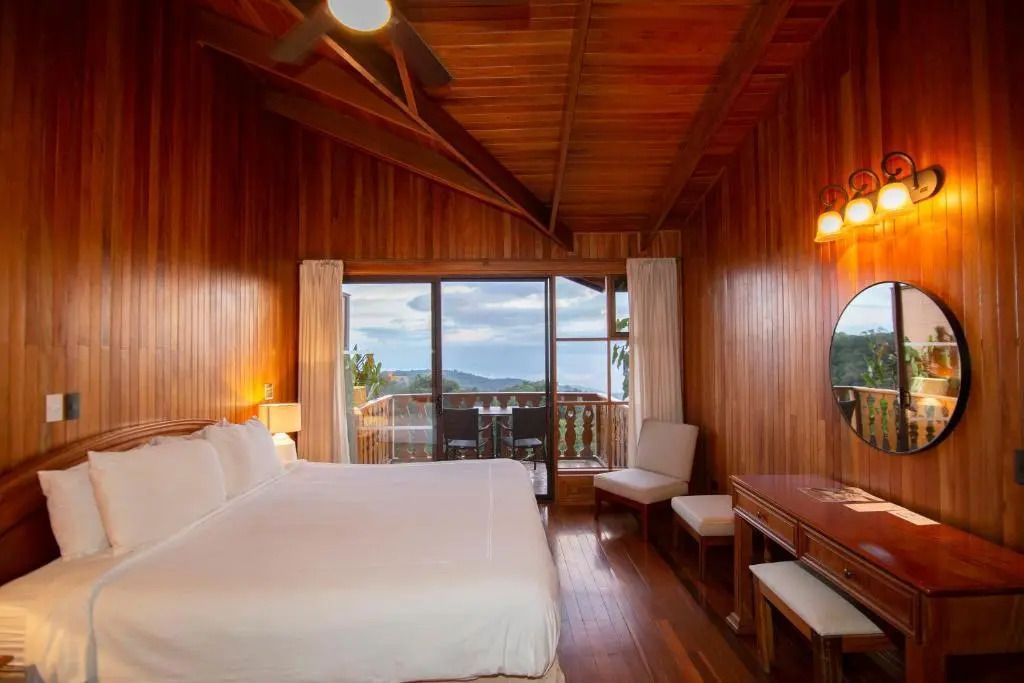 Superior Zimmer mit Balkonblick auf das Meer durch große Fenster