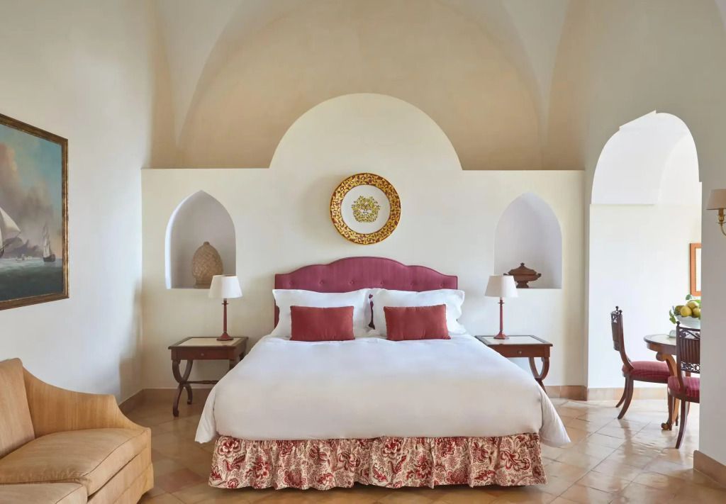 Luxuriöses Schlafzimmer mit Doppelbett und eleganten Nachttischen in der Suite.