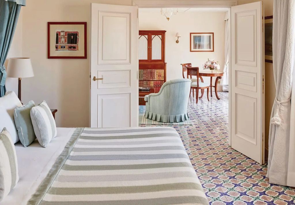 Elegante Suite mit gemustertem Boden, Blick ins Wohnzimmer im Caruso Hotel