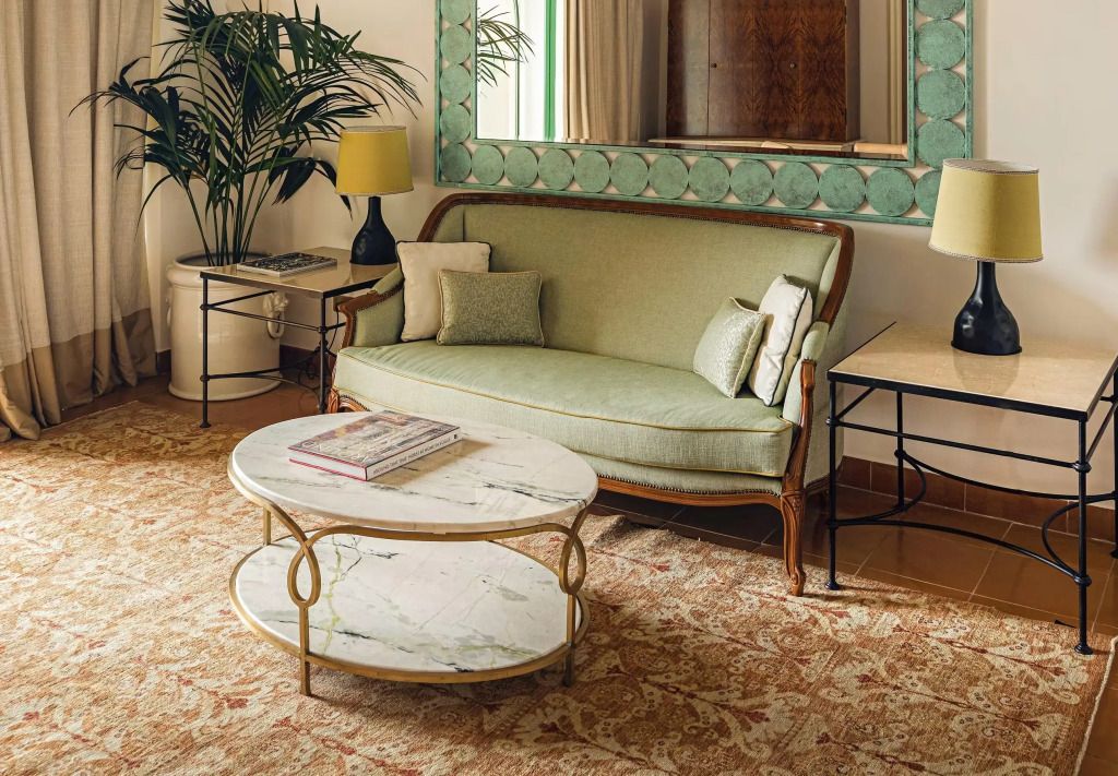 Luxuriöse Lounge mit stilvollem Sofa, Marmor-Couchtisch und Designer-Elementen.