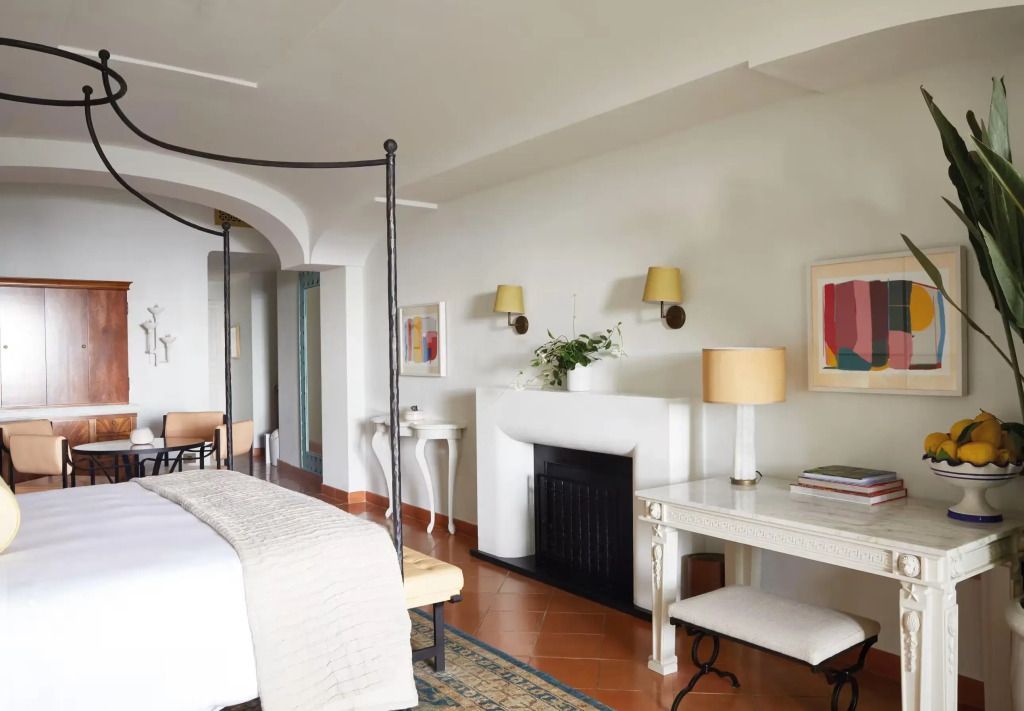 Geräumige Suite mit edlem Interieur und modernem Kamin.