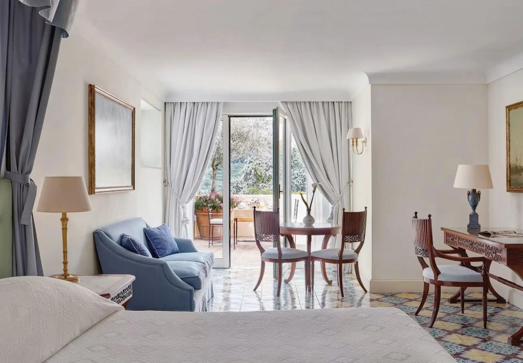 Doppelzimmer mit Gartenblick. Elegantes Interieur mit Balkon und stilvollen Möbeln.