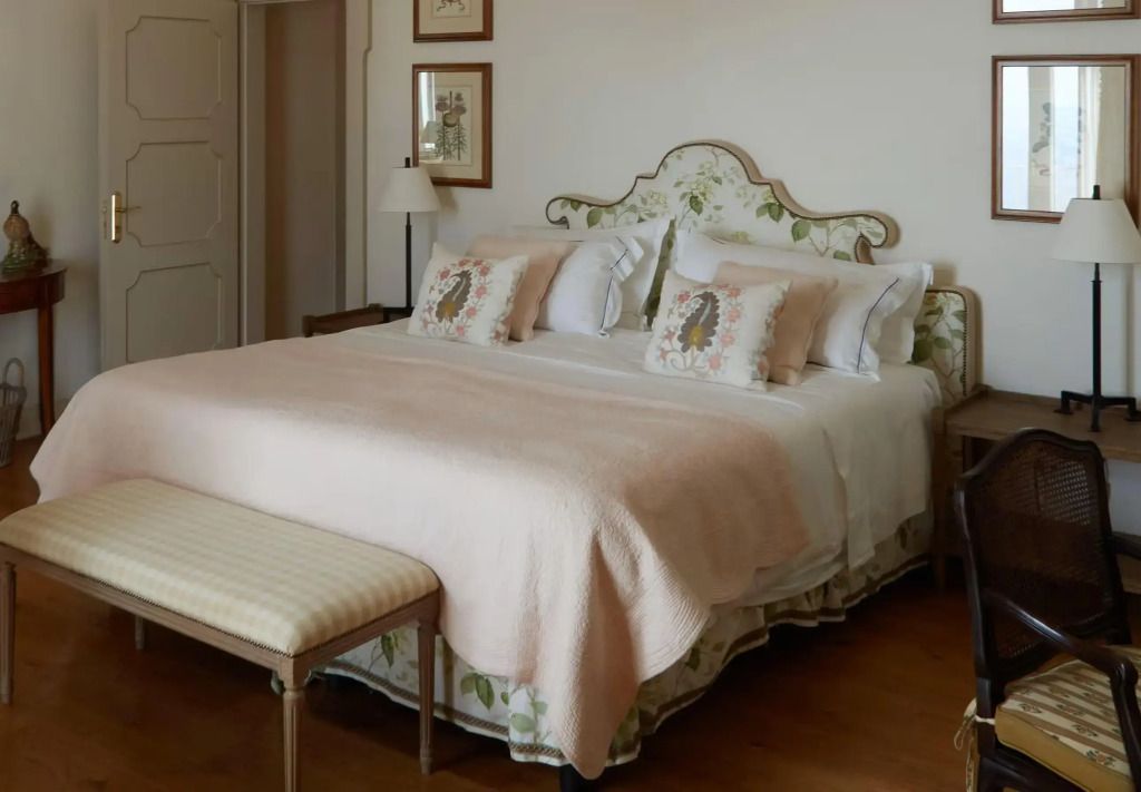 Elegantes Schlafzimmer mit einem großen Bett und kunstvollen Kissen, klassisch dekoriert