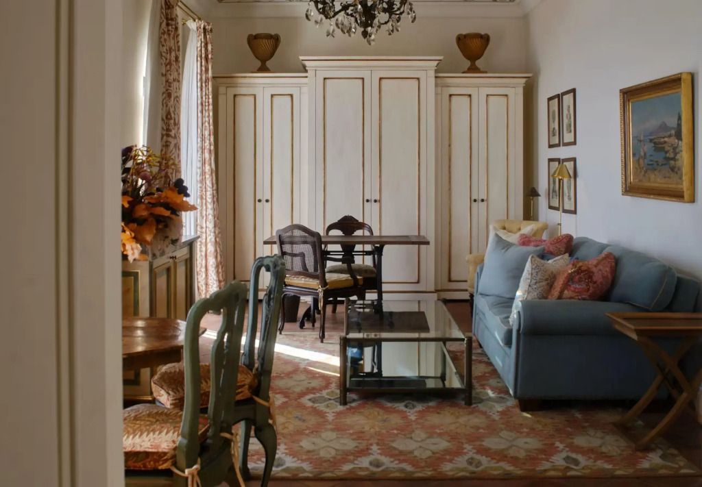 Wohnbereich mit klassischem Dekor, gemütlichem Sofa und Esstisch
