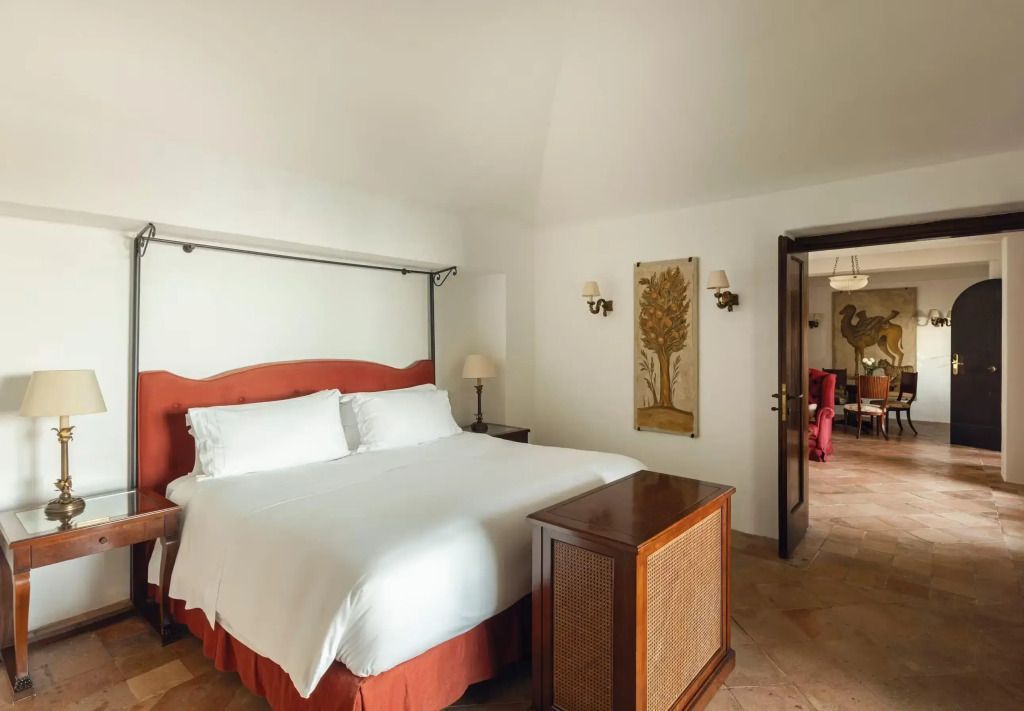 Komfortables Schlafzimmer mit King-Size-Bett und klassischem Dekor in der Suite
