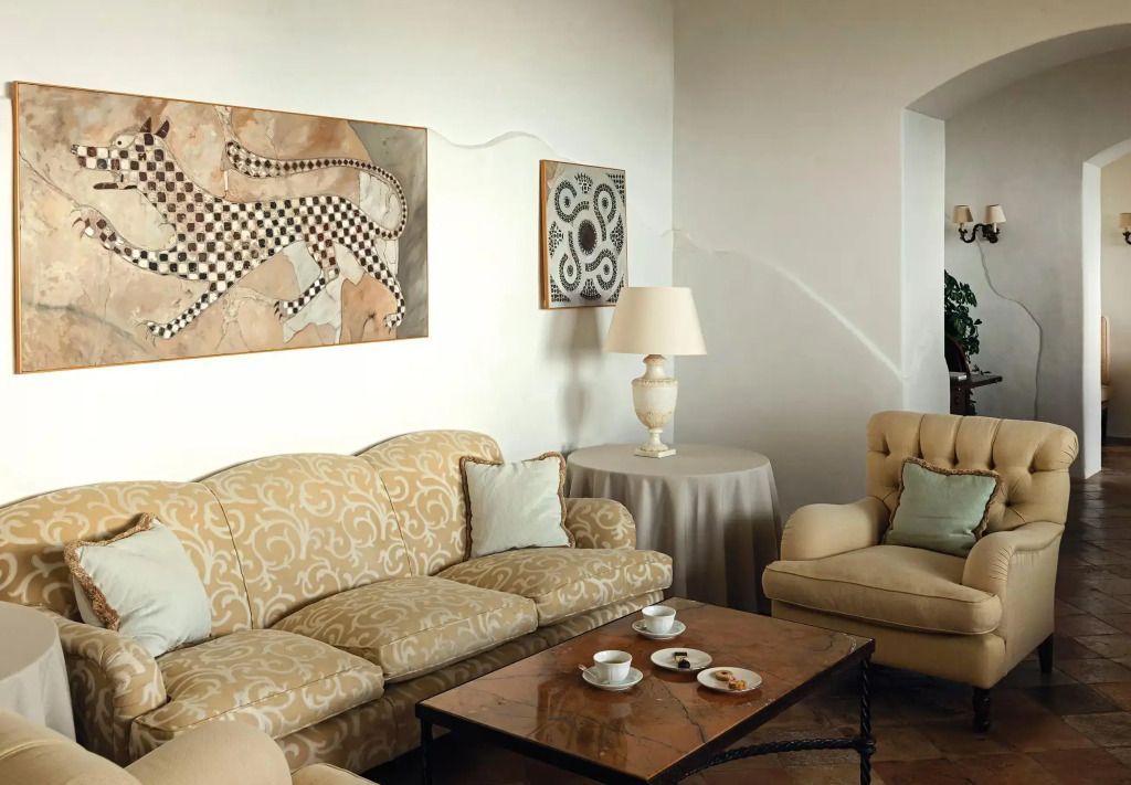 Gemütlicher Wohnbereich mit luxuriösen Sofas und Kunstwerken an der Wand