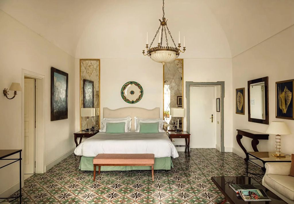 Elegantes Schlafzimmer mit Doppelbett und klassischem Dekor in der Amalfi Coast.