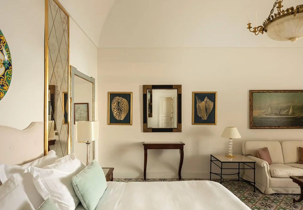 Helles Schlafzimmer mit stilvollen Kunstwerken an den Wänden in der Junior-Suite.
