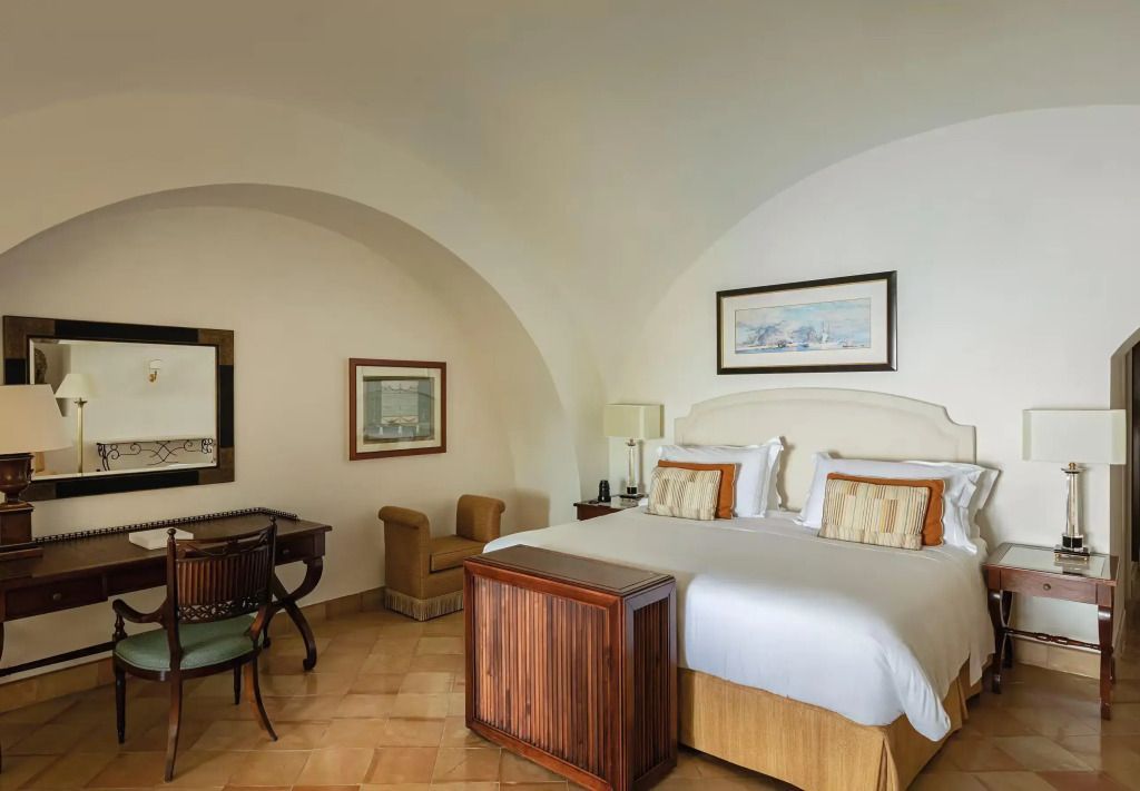 Warme Töne und traditionelle Möbel in der Premium Junior-Suite mit Meerblick.