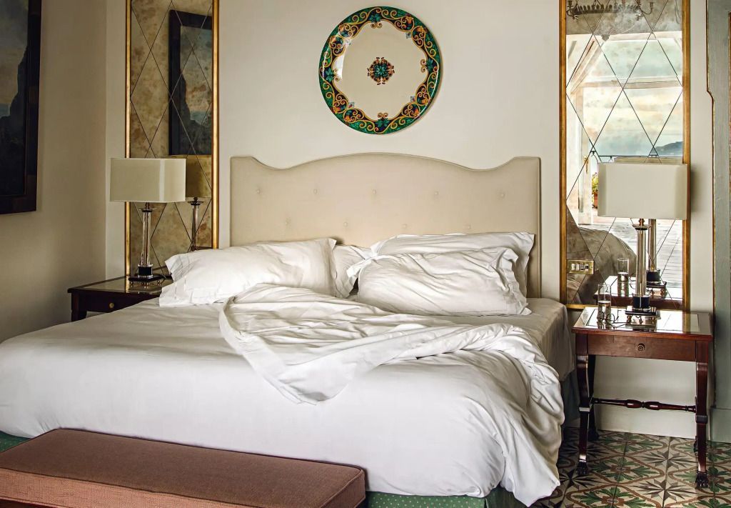Gemütliches Doppelbett mit zerwühlter Bettwäsche in luxuriösem Ambiente.