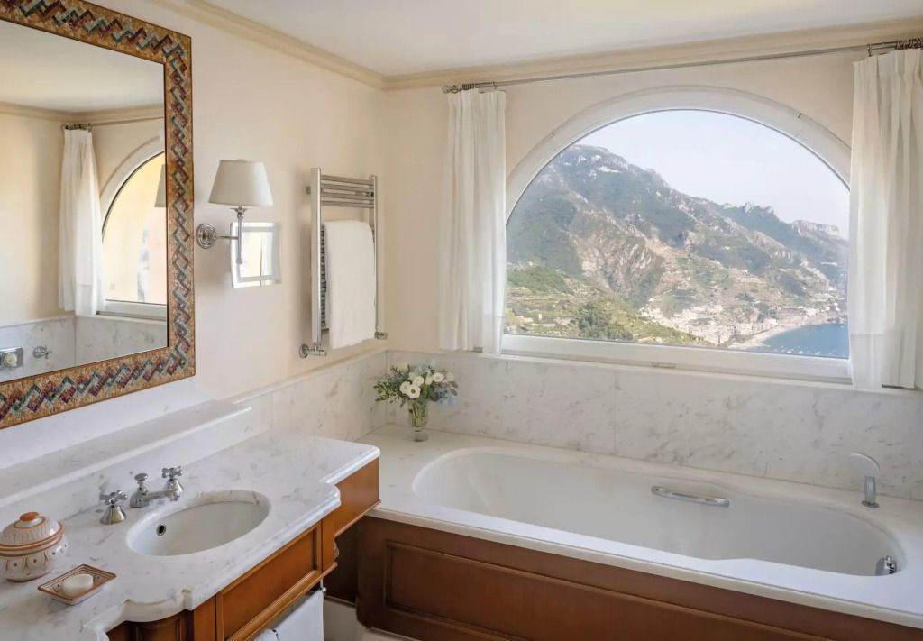 Badezimmer mit großer Badewanne und Blick auf die Amalfiküste