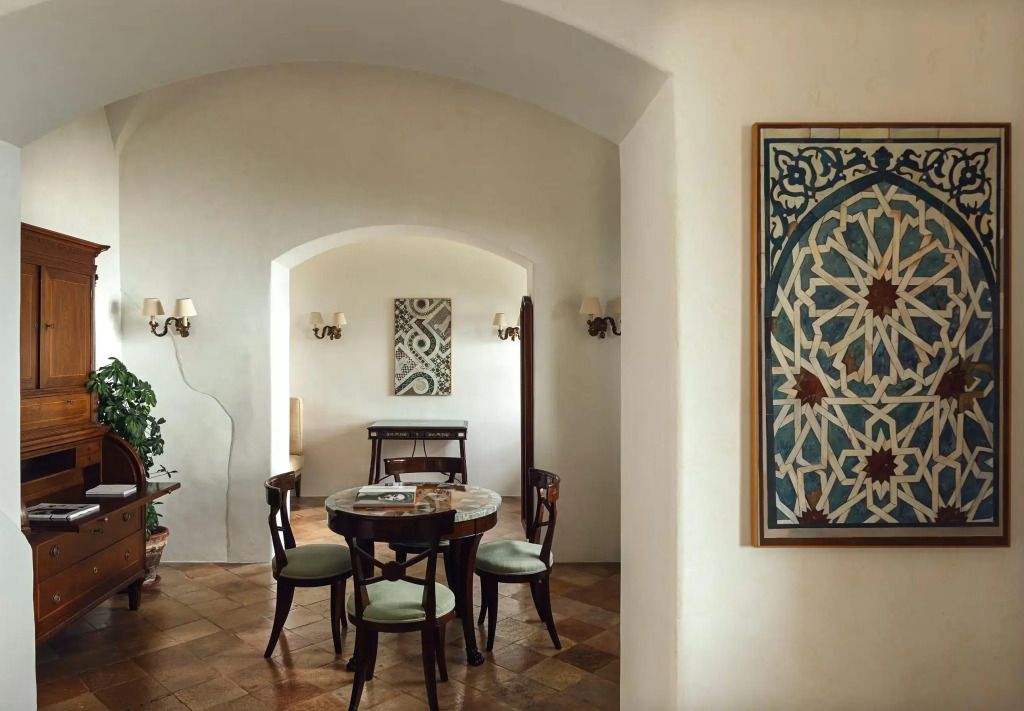 Essbereich in der Ercolano Suite mit stilvollem Dekor und Kunstwerken