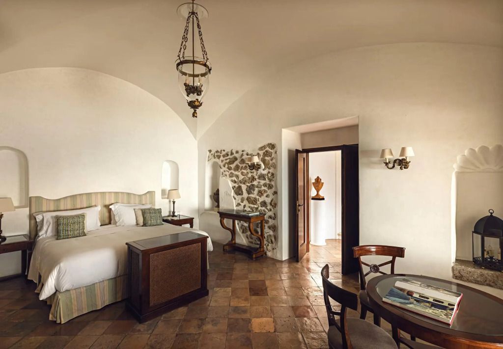 Geräumiges Zimmer mit antikem Mobiliar und rustikalem Charme in der Pompeii Suite