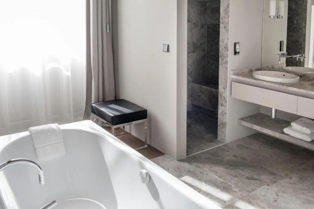 Helles Badezimmer mit freistehender Badewanne und Dusche