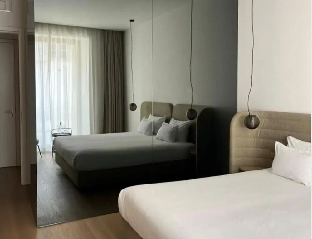 Modernes Standard Doppelzimmer mit Doppelbett im Hotel de Tourrel