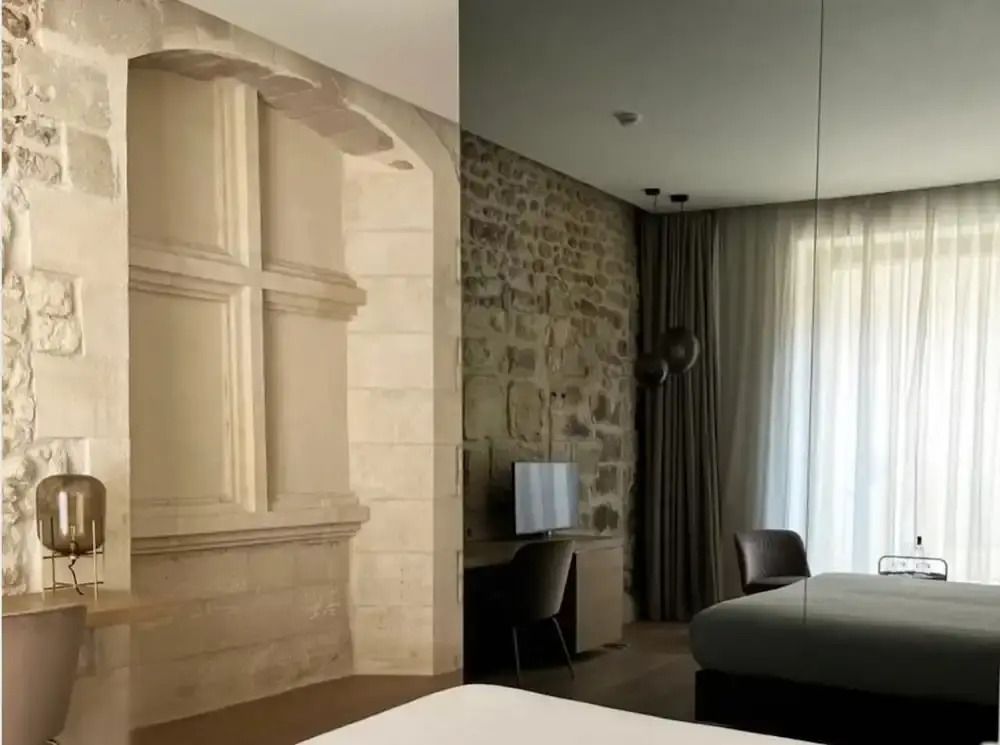 Charmantes Zimmer mit Steinmauer und moderner Einrichtung im Hotel de Tourrel