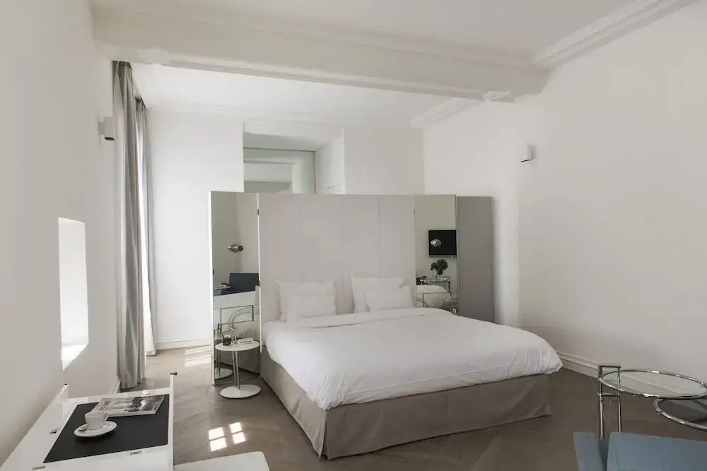 Helles Doppelzimmer mit Doppelbett und minimalistischem Design