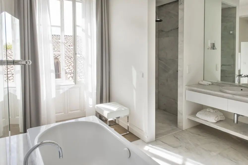 Modernes Badezimmer mit großer Badewanne und Fenster