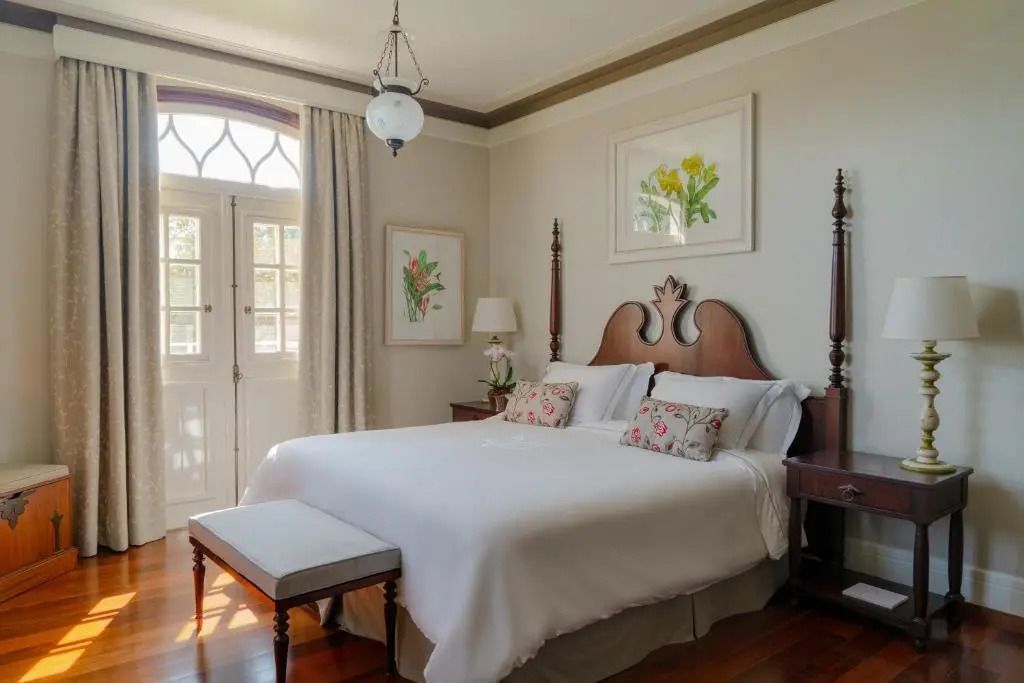Schlafbereich der Deluxe-Suite mit großem Bett und eleganter Einrichtung