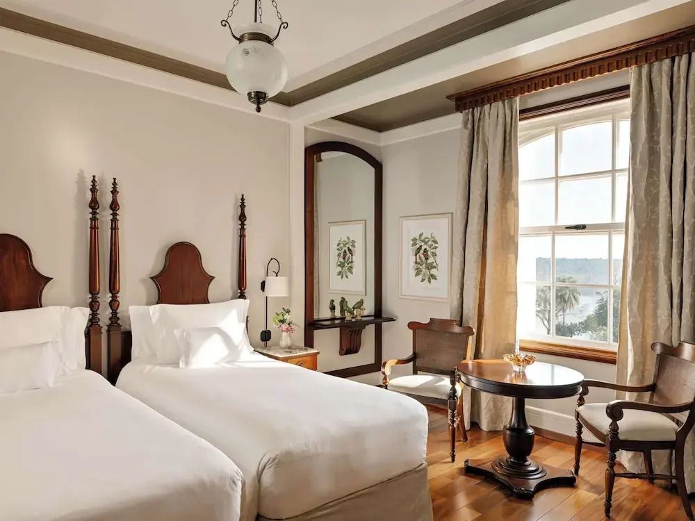 Elegantes Doppelzimmer mit klassischem Interieur und Wasserblick