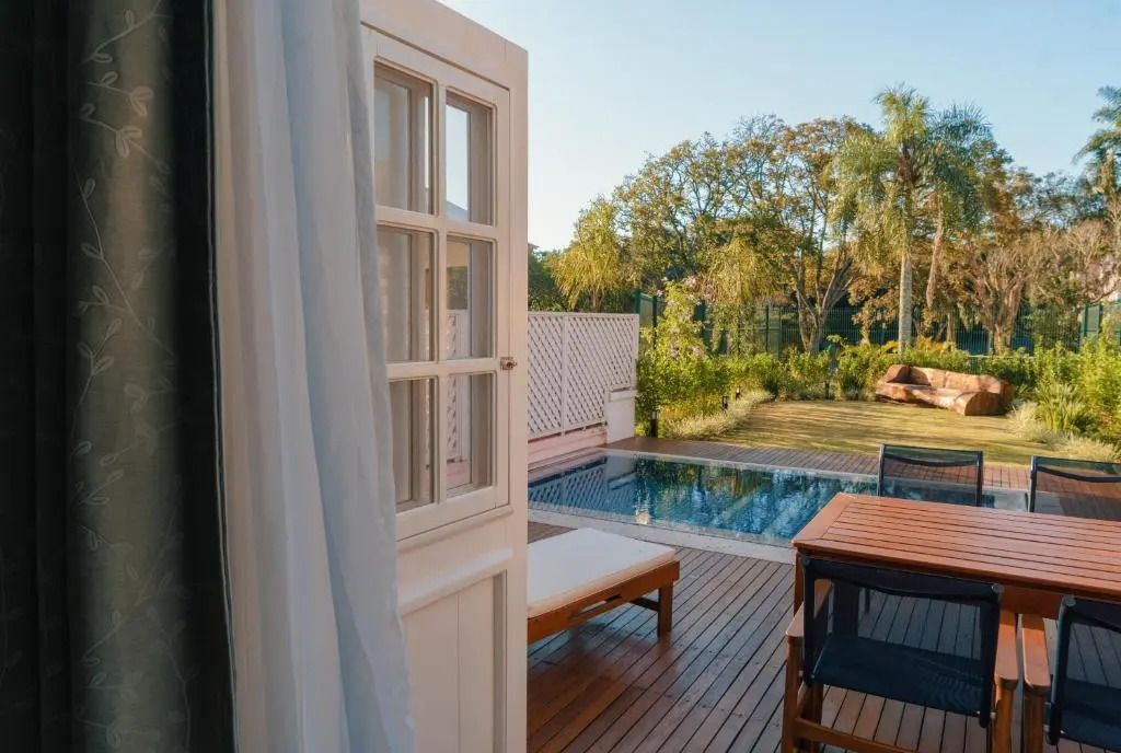 Terrasse mit Blick auf Pool und Garten im Sonnenlicht