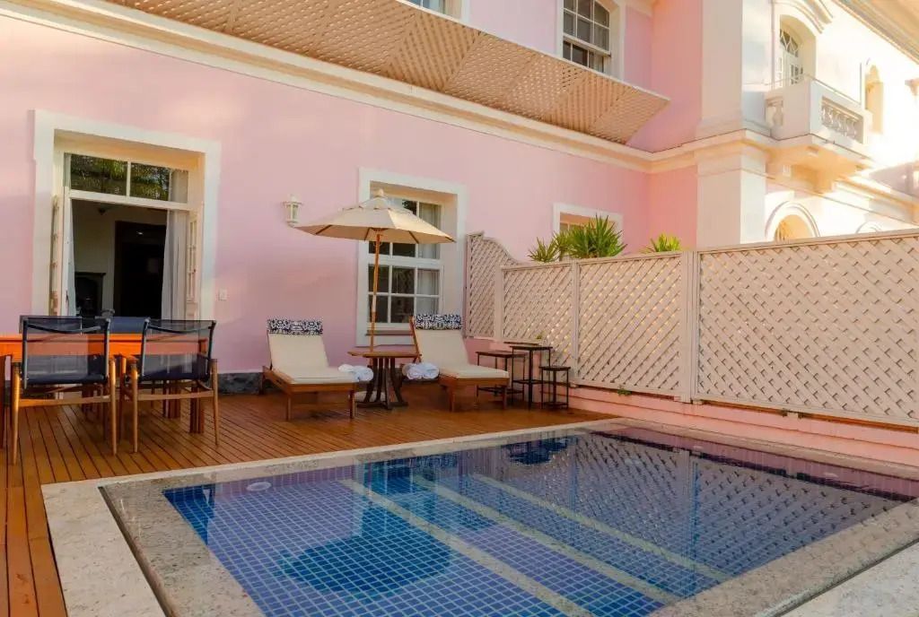 Privater Poolbereich mit Terrassenmöbeln und Sonnenschirm