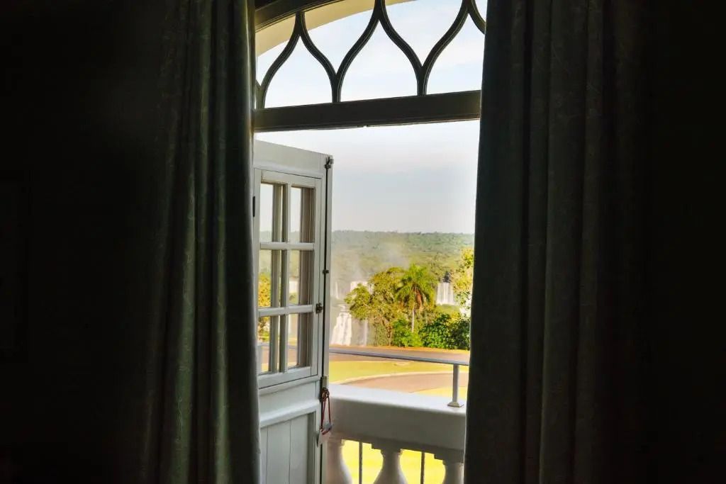 Ausblick aus einem Fenster über Landschaft und Hotelanlage