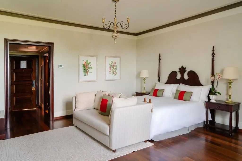 Geräumiges Schlafzimmer mit eleganter Einrichtung und Sofa