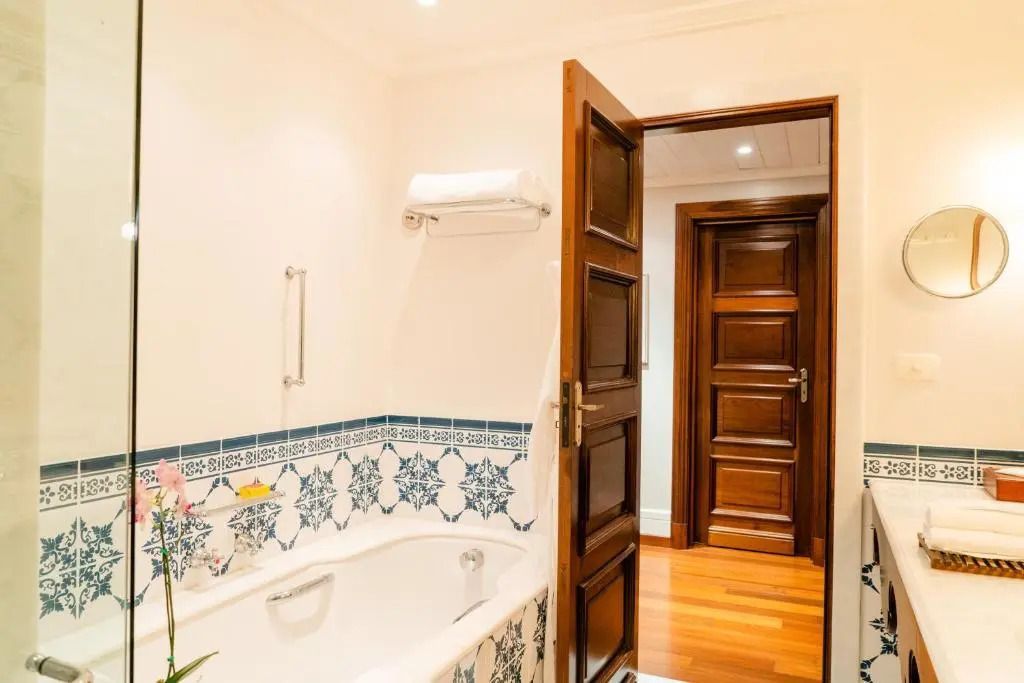 Badezimmer mit dekorativen Fliesen und Badewanne