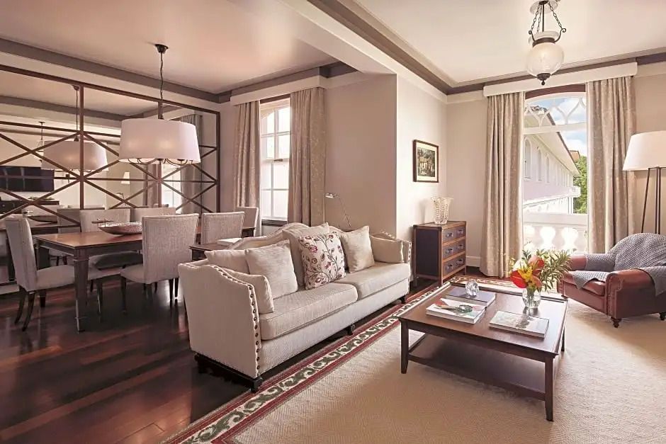 Deluxe Wohnzimmer mit eleganten Möbeln und zeitgenössischem Design