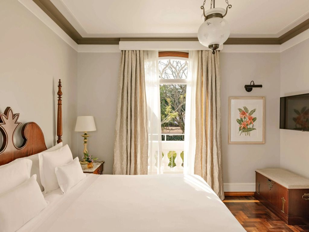 Helles Schlafzimmer mit Doppelbett und elegantem Dekor im Hotel.