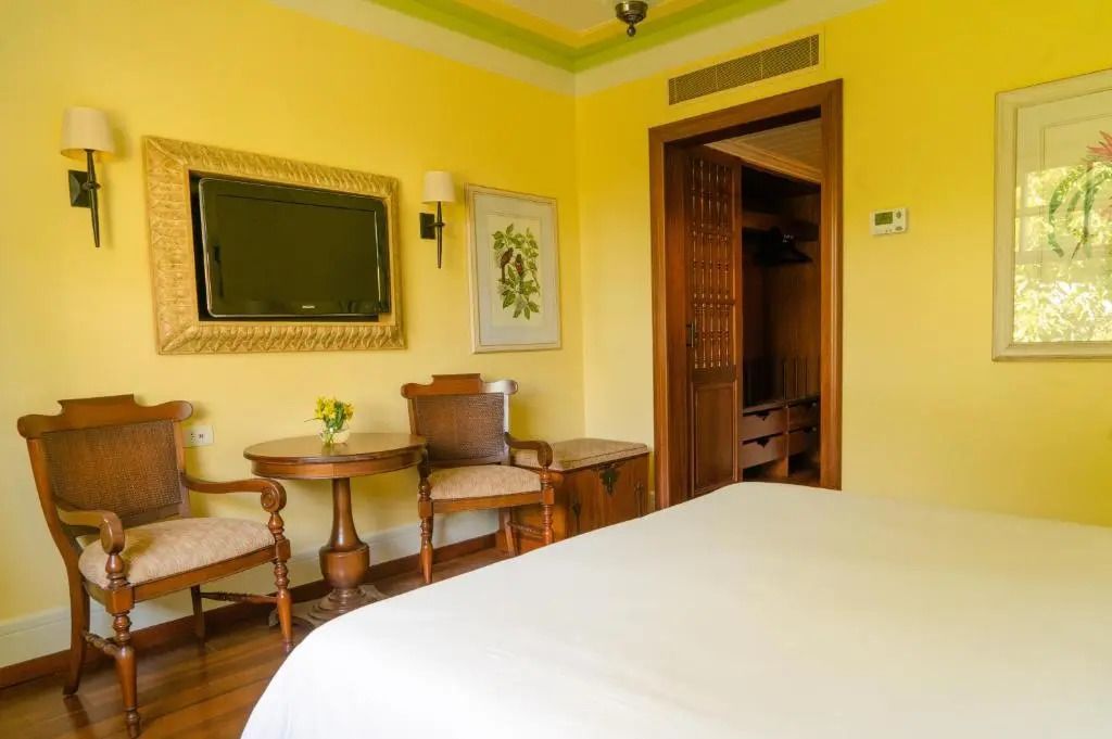 Zimmeransicht mit Sitzbereich, TV an der Wand und Vintage-Dekor